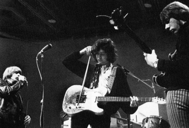 Jimmy Page avec les Yardbirds : déjà l'archet et le blues saturés